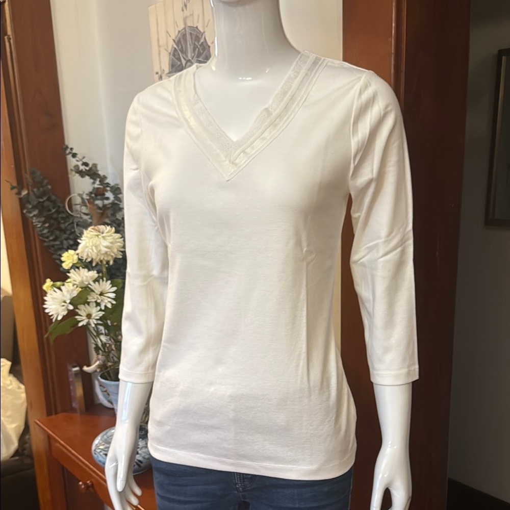 NWT northern reflections size small Elegant White/cream V-Neck Women's Top